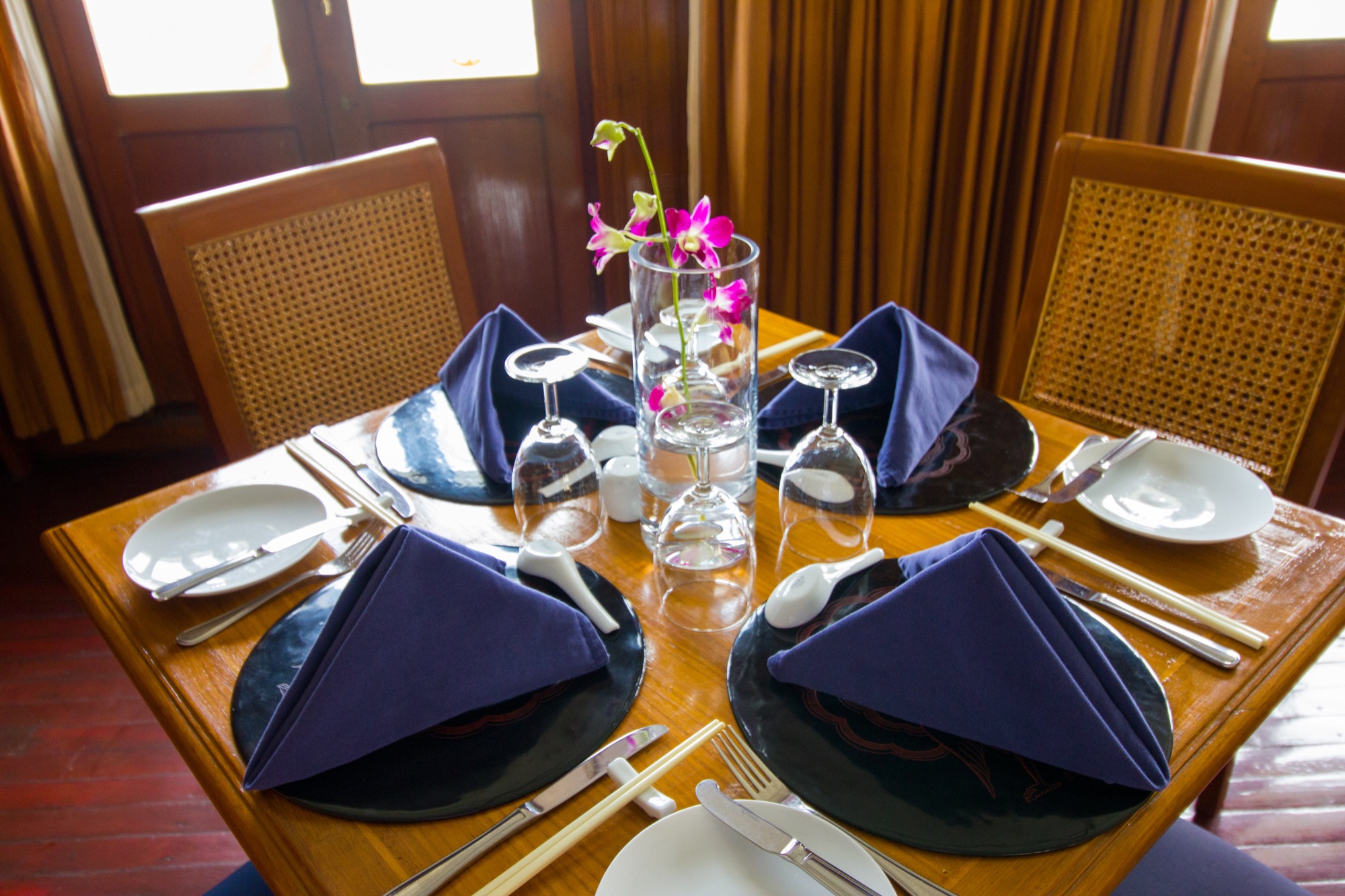 Pandaw RV Pandaw II Restaurant 5.jpg